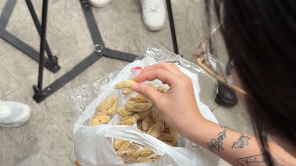 消費者控買到發霉花生　老闆出面駁：正常現象