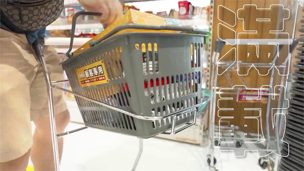 意外成最大主顧!帶家人逛文具店「尪竟買到要用推車」 她嚇喊:很少這樣