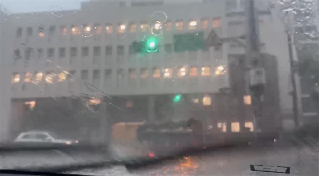 圖輯／大雷雨狂炸新北市！　新店區發布一級淹水警戒