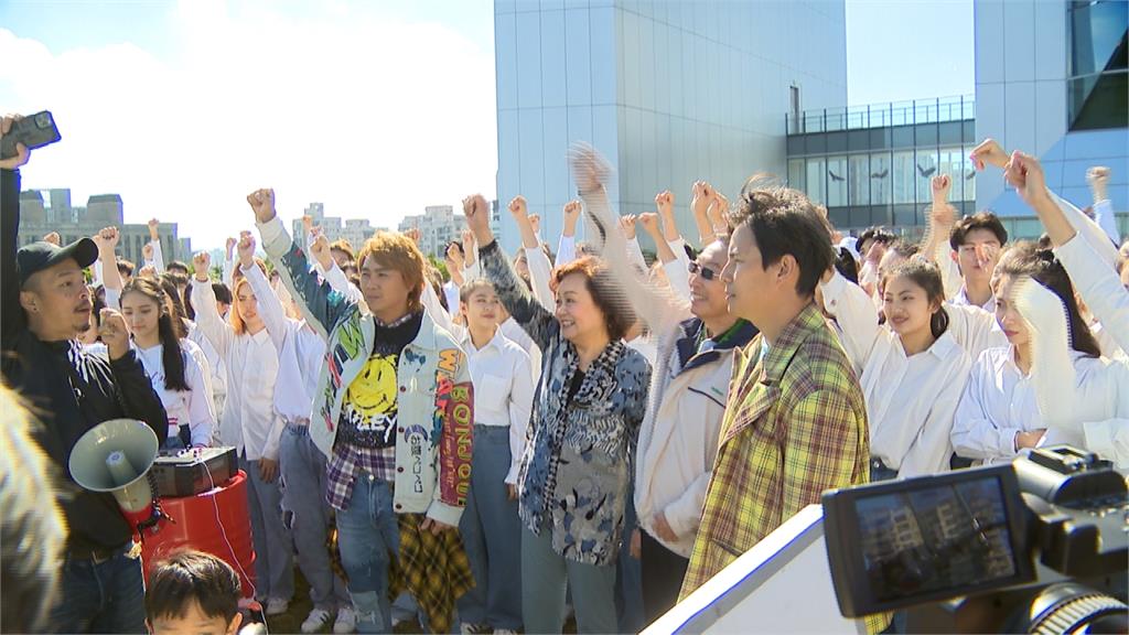 除夕最吸睛!賴慧如「膠帶比基尼」收視奪冠