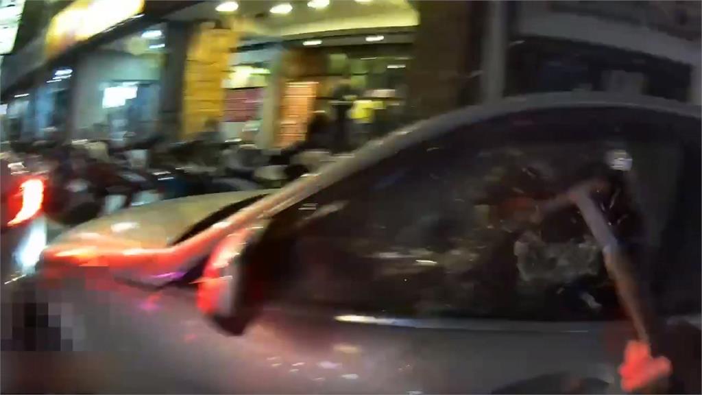 栽了！桃園駕駛闖黃燈又拒檢　警破窗制伏查獲大量毒品送辦