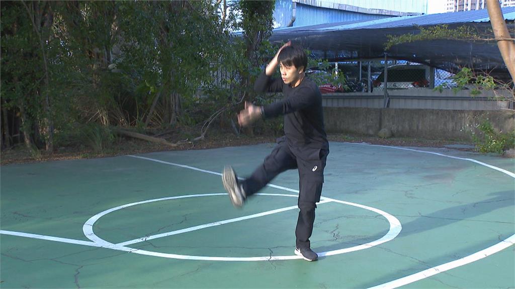 新北消防月曆「猛男」臥虎藏龍 周伯昇自小學習武術