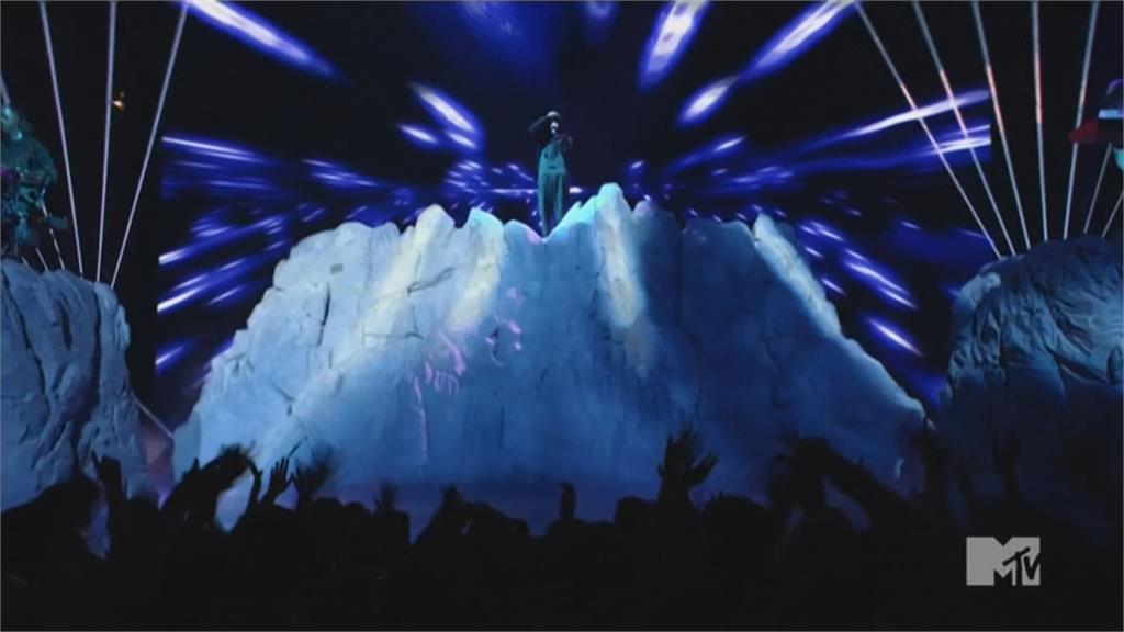 睽違6年登台獻唱 小賈斯汀奪下年度歌手