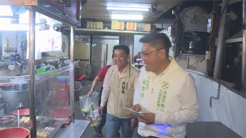 許智傑陪同拜票力挺蘇致榮　熱情與攤商、民眾互動