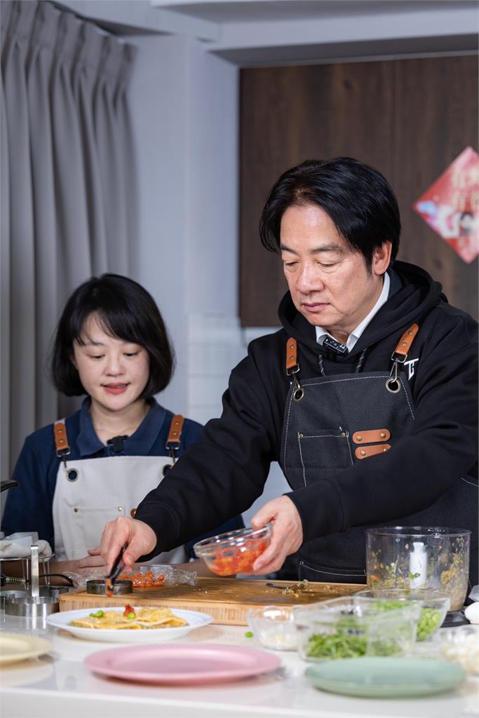 快新聞/斑斑、Murphy超幸福 賴清德親製「寵物年菜」陪毛孩迎新年