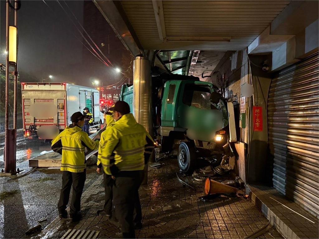疑煞車失靈!民營垃圾車撞進寵物店 小黃司機目擊嚇壞