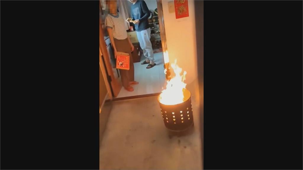 誇張！惡鄰清明節在公寓樓梯間燒金紙　遭警告竟嗆：又不在你家客廳燒