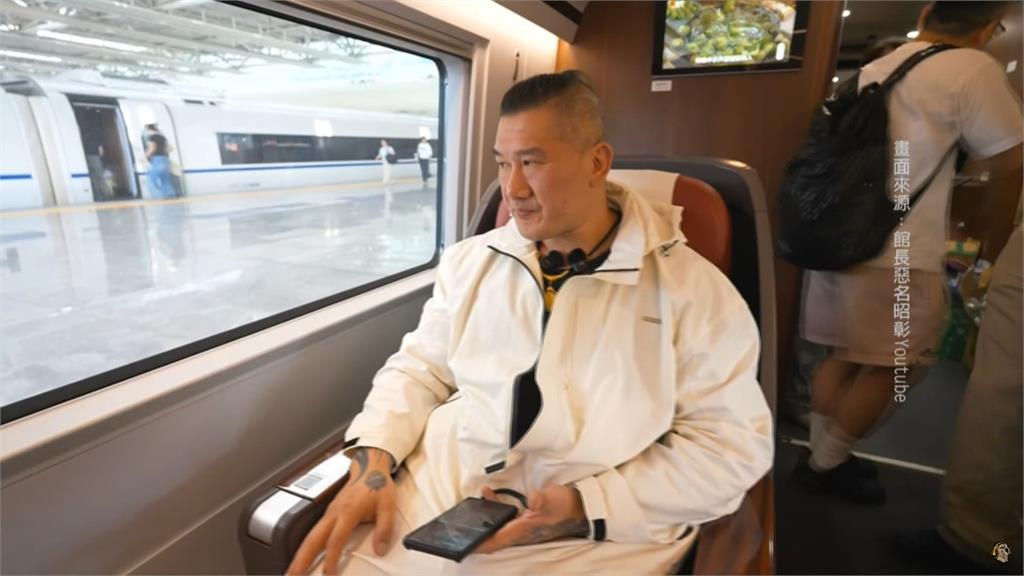 詹惟中跟上館長當誇誇超人?突PO合成圖「讚中國1事」惹議急喊:不談政治