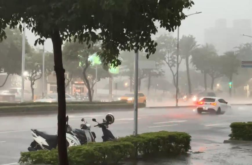 快新聞/告五人唱完暴雨雷劈不斷! 高雄啤酒節緊急宣布「暫停演出」