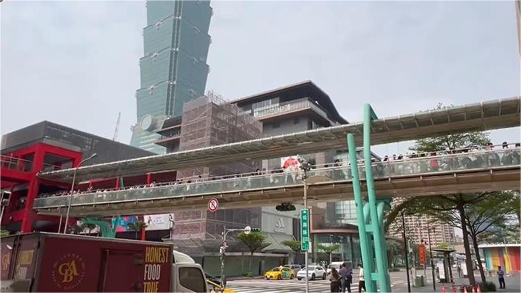 信義商圈空橋「差22歲姐弟戀」激戰！畫面瘋傳「情侶檔慘了」下場曝光