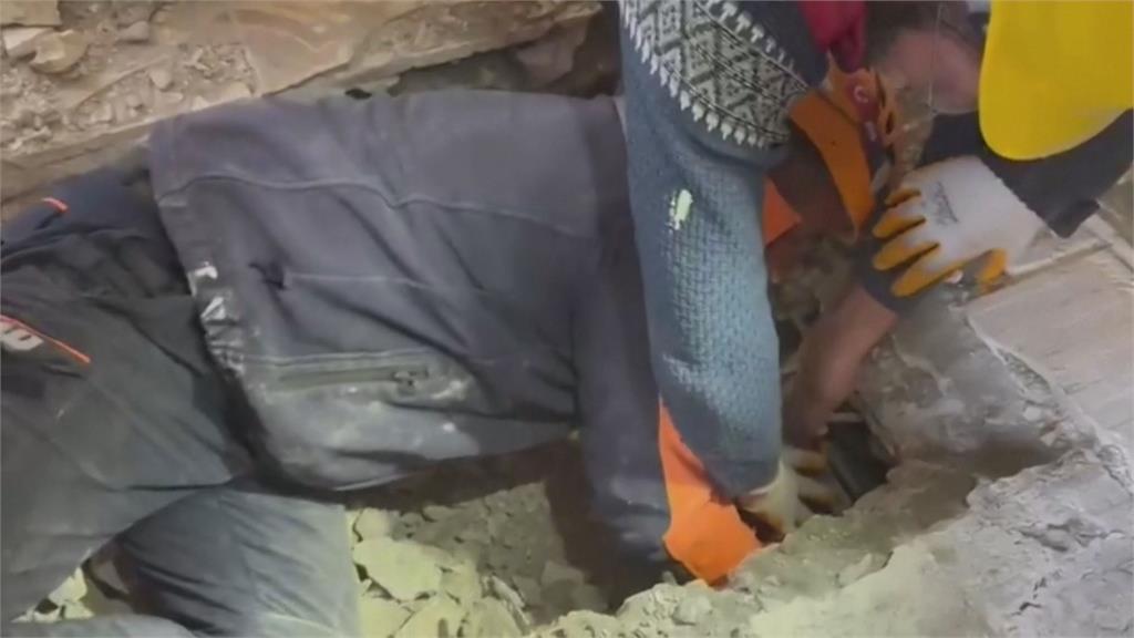 我想活下去！瓦礫中傳2歲男童微弱哭聲　遭活埋79小時終奇蹟獲救