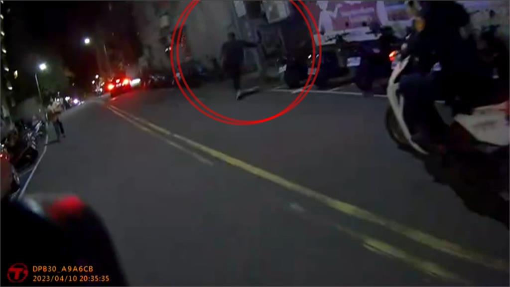 怎麼有人在街頭狂奔! 男子發酒瘋影響交通跑給警追