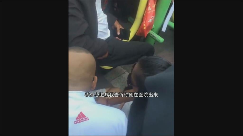 壓制學生掐脖討千元！中國夫妻撿手機拒還　遭制止竟反嗆：用iPhone該給