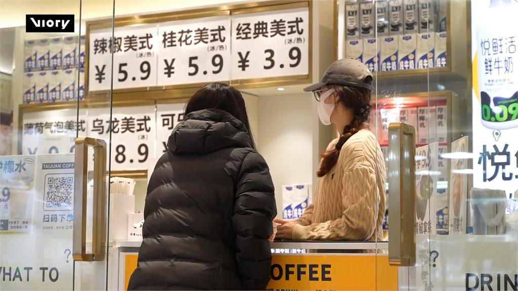 好喝嗎？上海店家青椒當容器推「青椒拿鐵」　網笑：喝完咖啡還能回家加菜