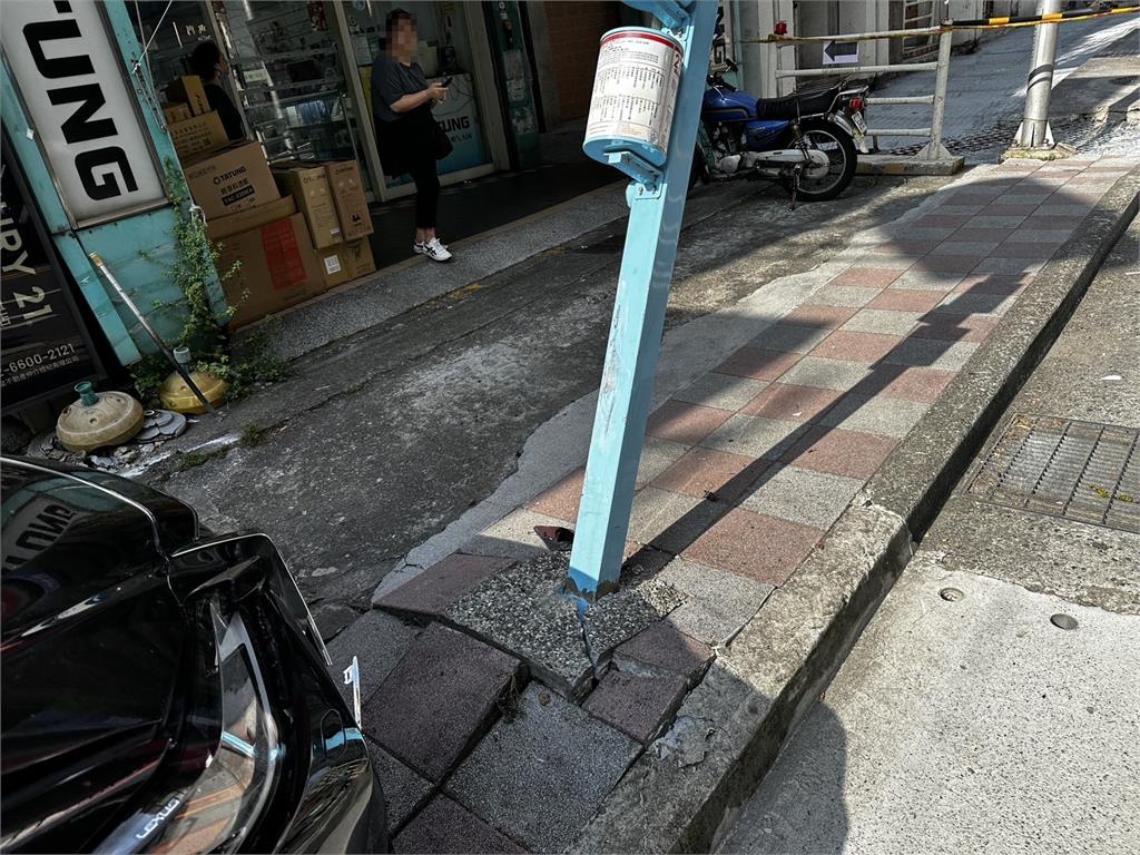 快新聞／精神不濟直直撞！內湖公車站牌慘遭「壓車底、撞歪45度」畫面曝光