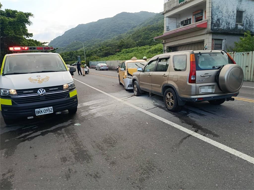 快新聞／疲勞釀禍？宜蘭休旅車衝對向撞小黃　車頭秒起火5人送醫
