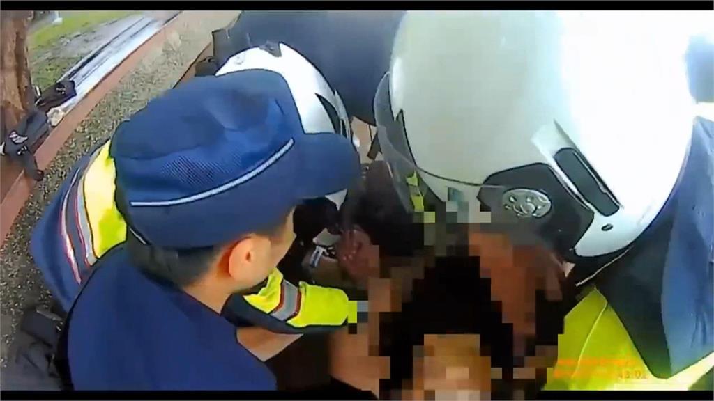 捷運站旁囂張襲警! 莽男持保溫瓶怒K警頭部