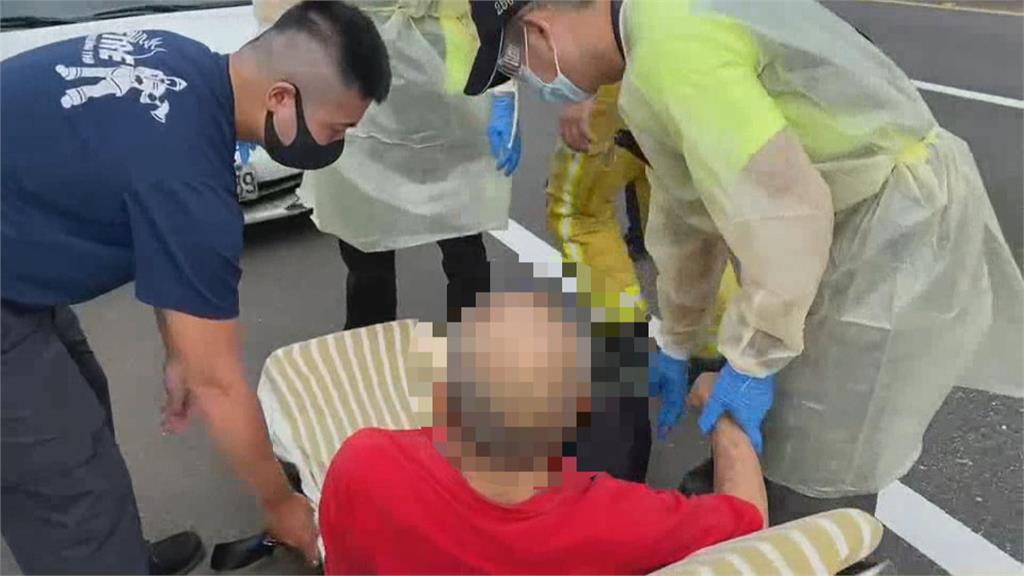 八旬翁駕車一路擦撞護欄 爆胎剩鋼圈還在開