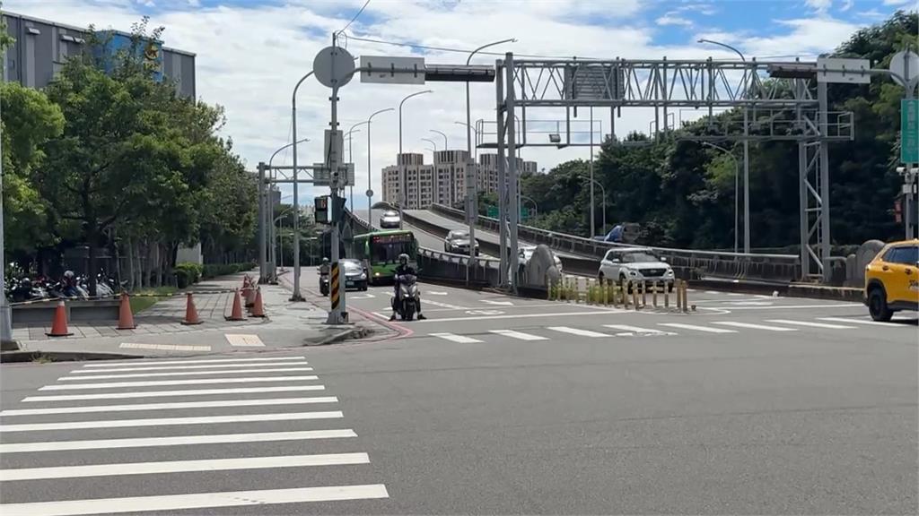 誤闖？上班尖峰時段驚見路跑團　跑上台中烏日高鐵陸橋