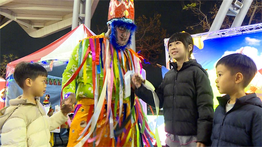 AIT首參與台北燈節！　谷立言點亮自由女神花燈　同慶自由250