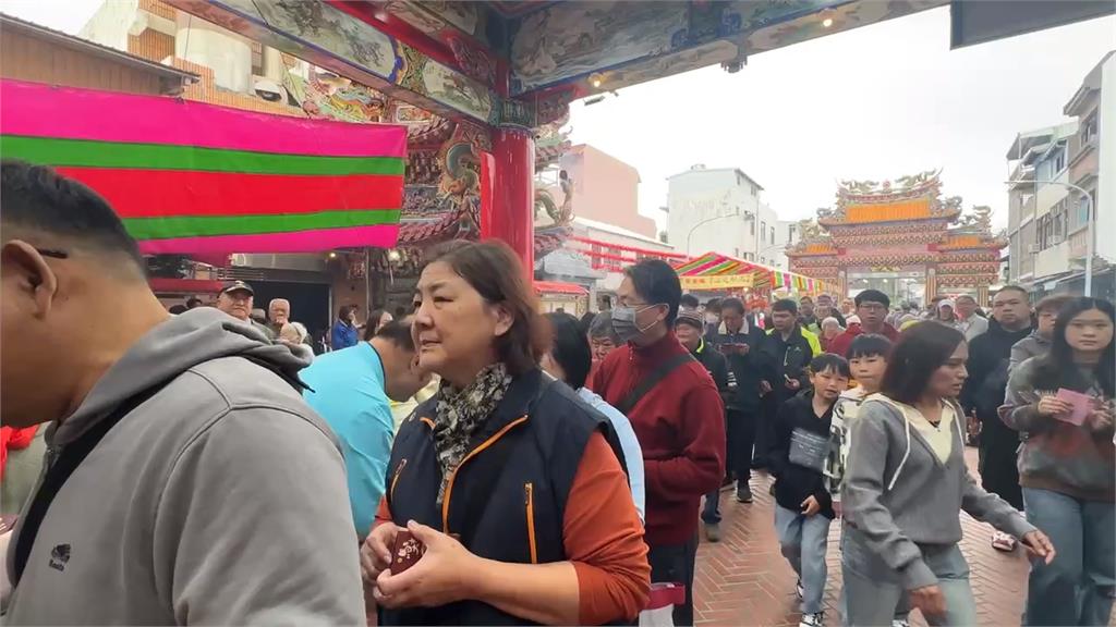 年味滿滿!大年初一花蓮香火鼎盛 民眾搶拿限定馬年福幣