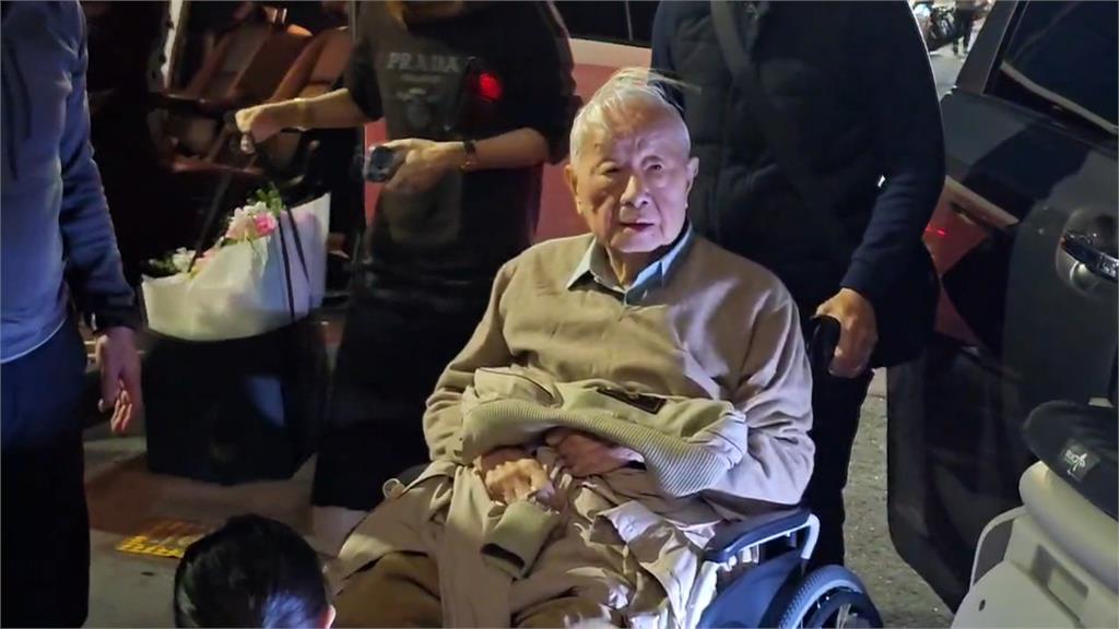 張忠謀坐輪椅現身！　黃仁勳掛保證張忠謀狀況佳
