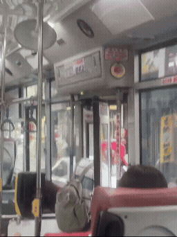 70歲阿公遭車門「死夾頭殼30秒」全車尖叫!司機照開車還反嗆…驚悚畫面曝光