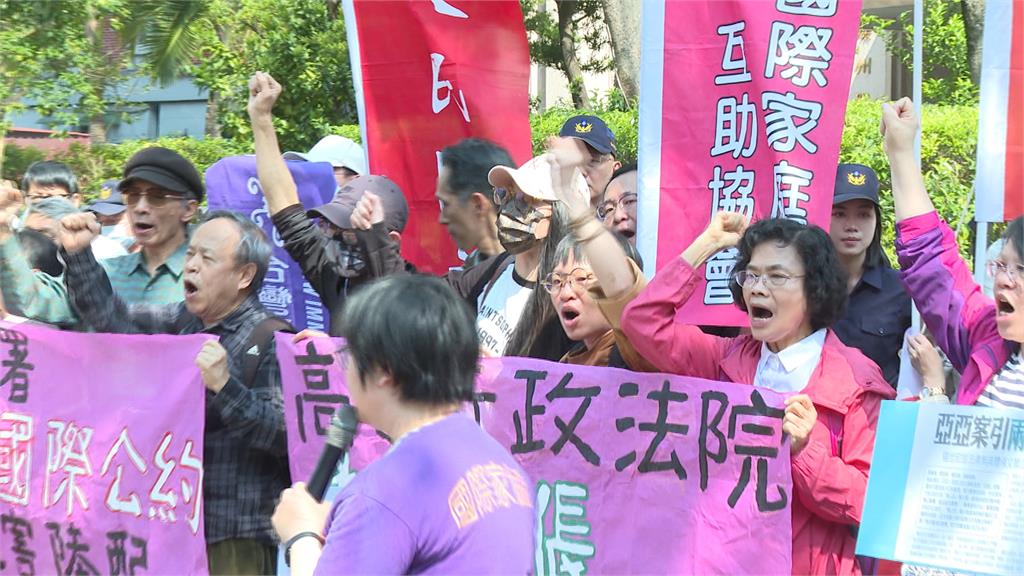 中配網紅「亞亞」大陣仗赴內政部抱屈　民眾不滿嗆：共匪滾回去
