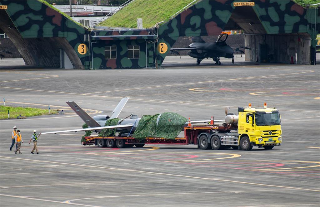 畫面曝光！中科院「騰雲無人機」起飛失控衝出跑道受損　派車拖回檢修