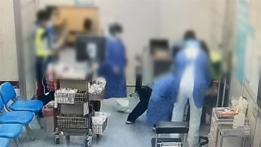 打火英雄慘淪沙包! 警消協助送醫竟被病患打