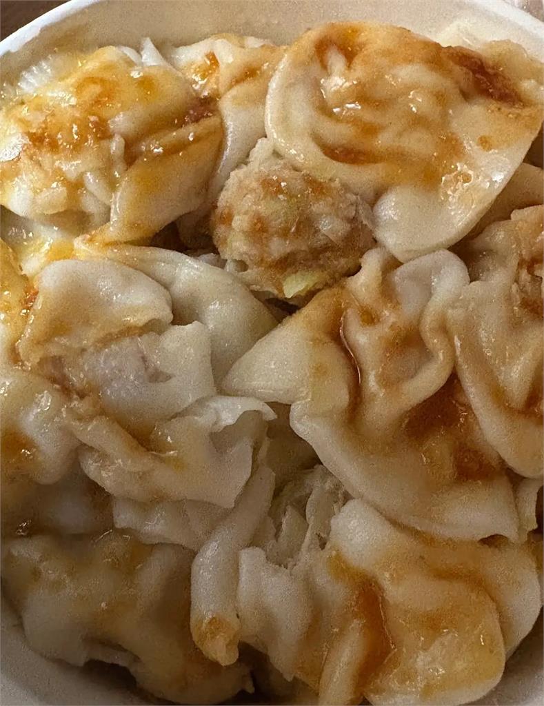 正妹買40顆水餃「破37顆」超誇張! 她怒:不是第1次…店家道歉了