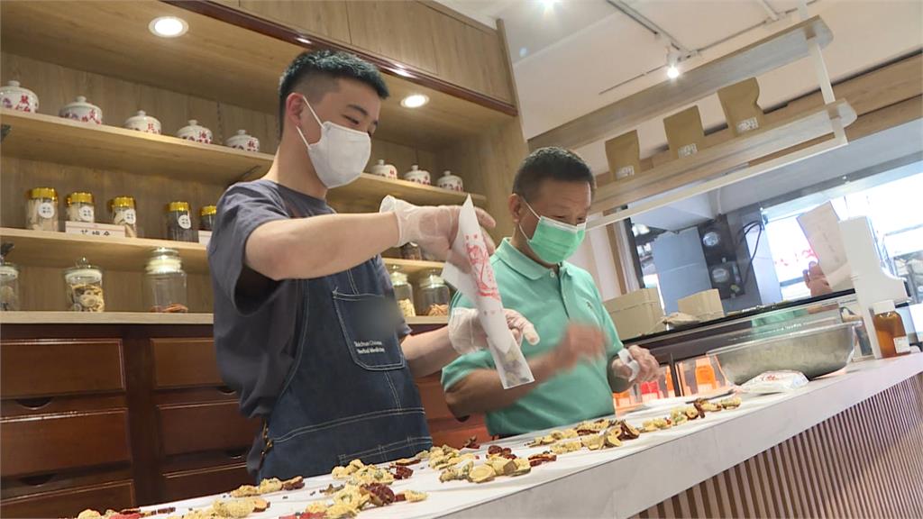 中藥行轉型大走文青風 賣鍋煮奶茶、熱紅酒中藥包吸年輕人