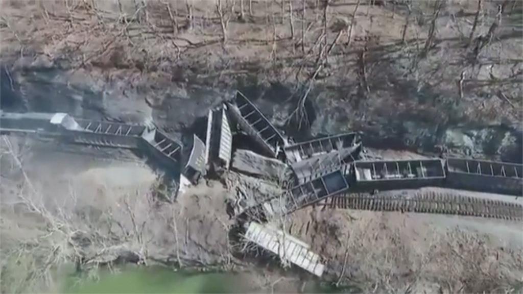 美運煤火車撞落石跌落山坡 馬達車漏油起火燃燒