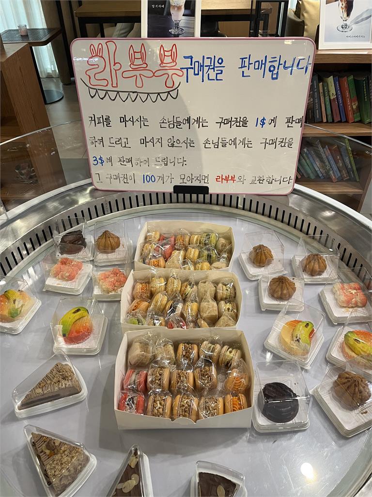 北韓出現仿冒星巴克？喝咖啡能兌換Labubu「消費這4位數」才有資格