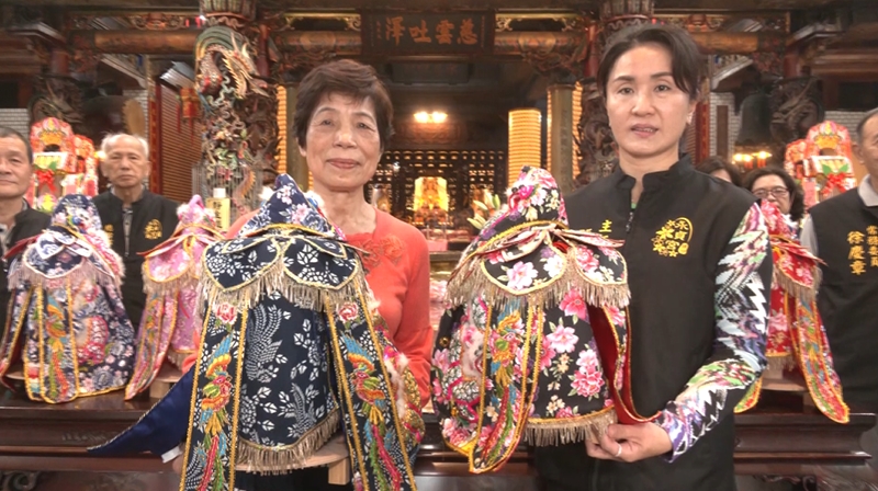 苗栗永貞宮媽祖新年換新裝 擲筊決定客家花布黑底聖袍