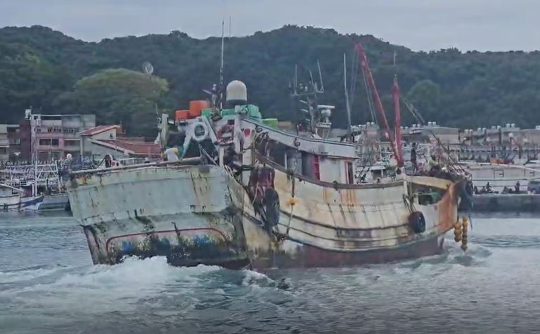 "鳳凰"逐步接近台灣 基隆漁民進港急卸貨防颱