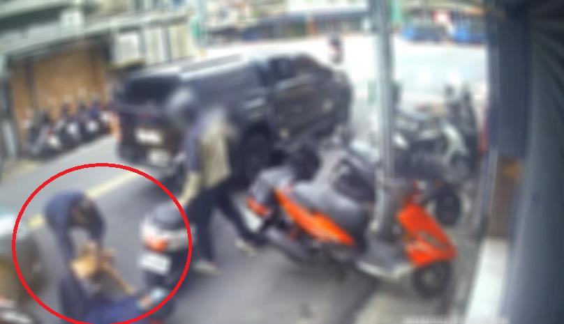 比特犬「二度跳車」狠咬騎士!飼主難過認「不排除安樂死」再稱有人先挑釁