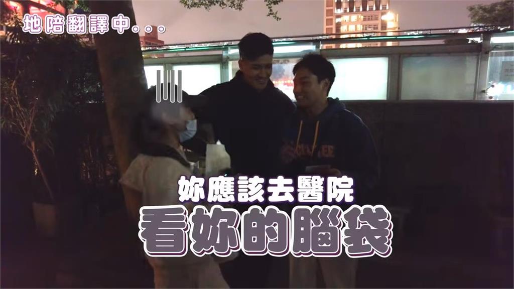 驚喜變驚嚇!外國帥哥大改造「帶花獻愛突下跪」 正妹當場嚇到跌倒