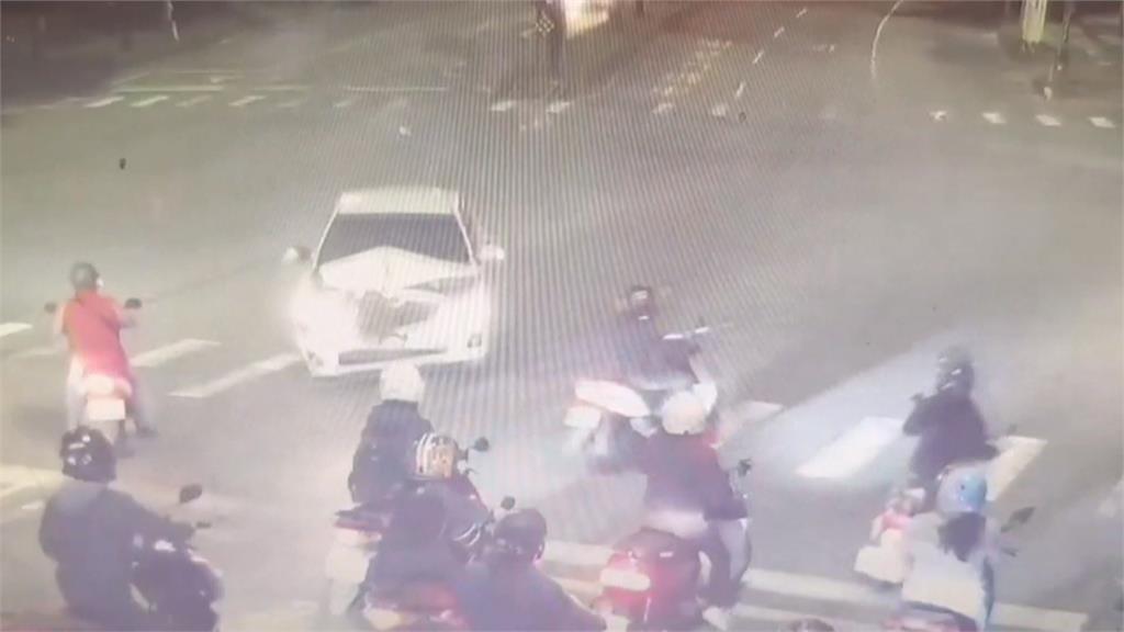 撞公車再逆撞騎士釀火燒車　路人英勇破車窗救人