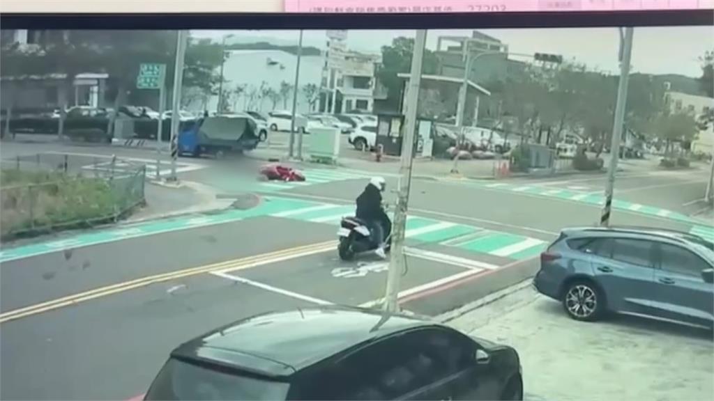花蓮女載丈夫自撞喪命 新竹女騎士擦撞貨車噴飛