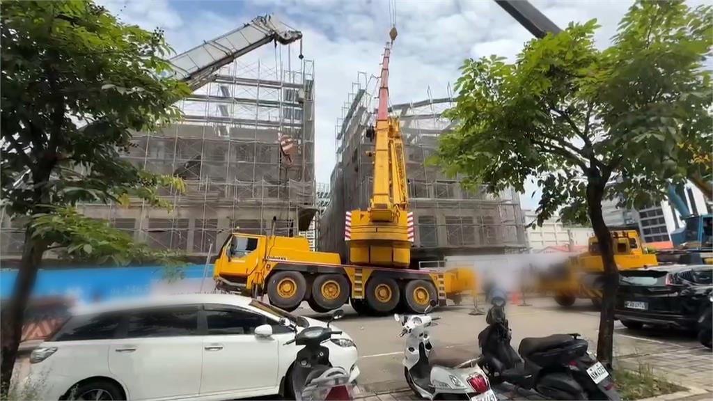 台中吊車傾斜騰空「如翹孤輪」　吊臂壓毀建案鷹架、幸無人傷亡