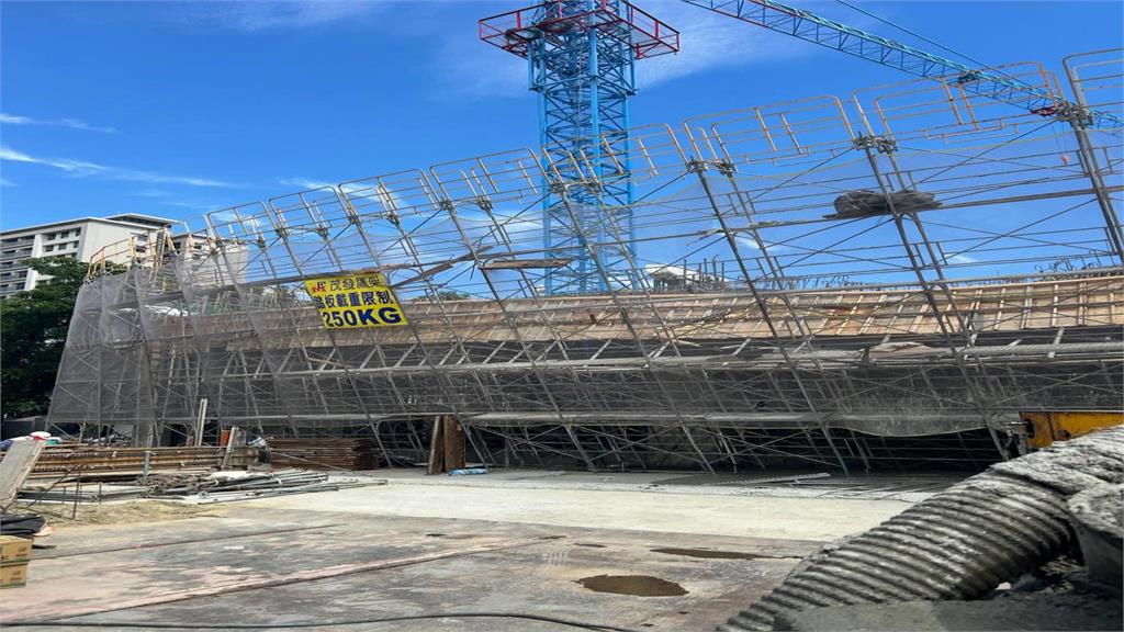 台南住宅新建工地鷹架模板突傾斜 目擊民眾:台版比薩斜塔?