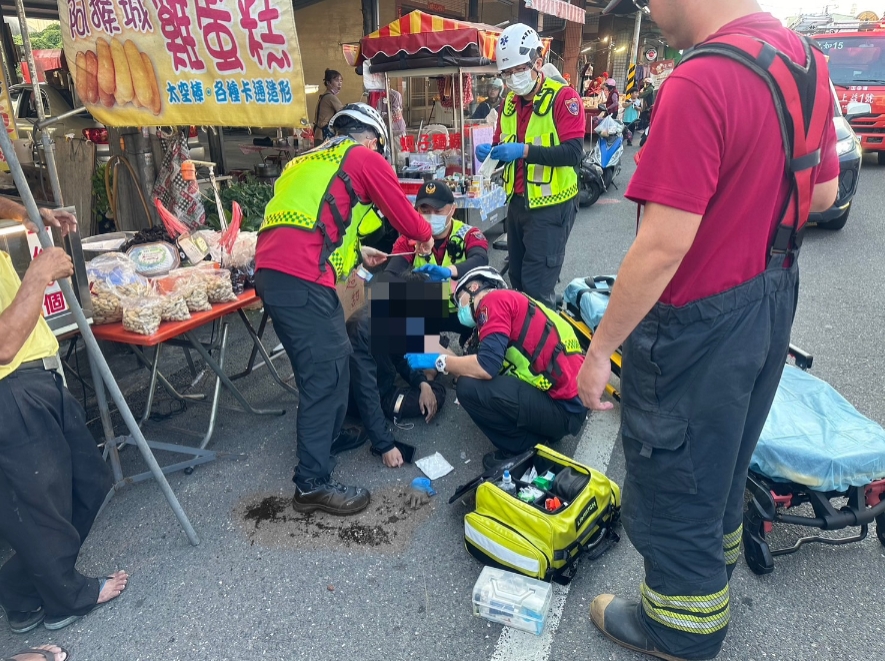 男逛街突遭「1公尺巨蟒」勒頸⋯後腦重摔爆血!專家:恐是「這動作」成攻擊主因