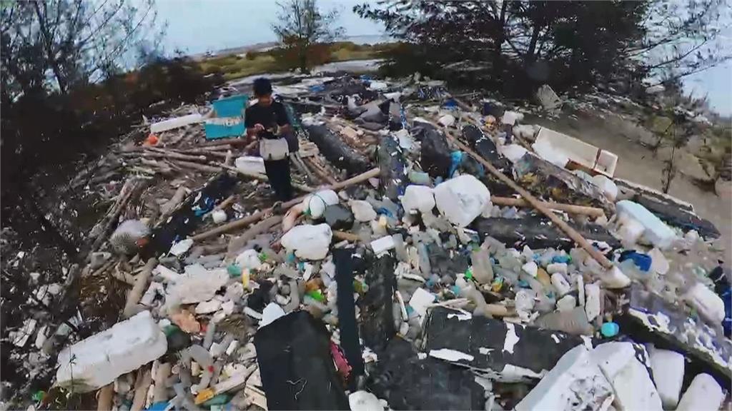 台南海岸線變「垃圾場」　海漂垃圾遭颱風吹上岸