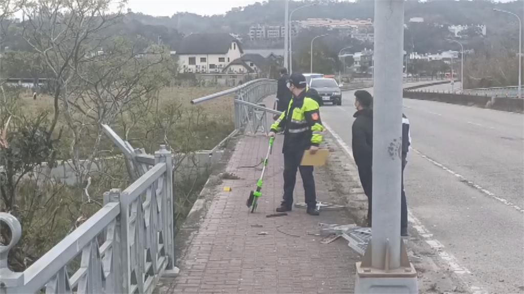 驚悚!車輛衝護欄掉三米橋下 駕駛遭鐵管插中身亡