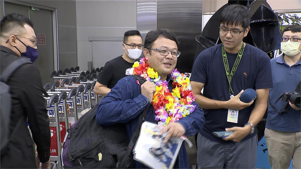 遭控「台諜」李孟居返台親吻土地 盼國人珍惜自由空氣
