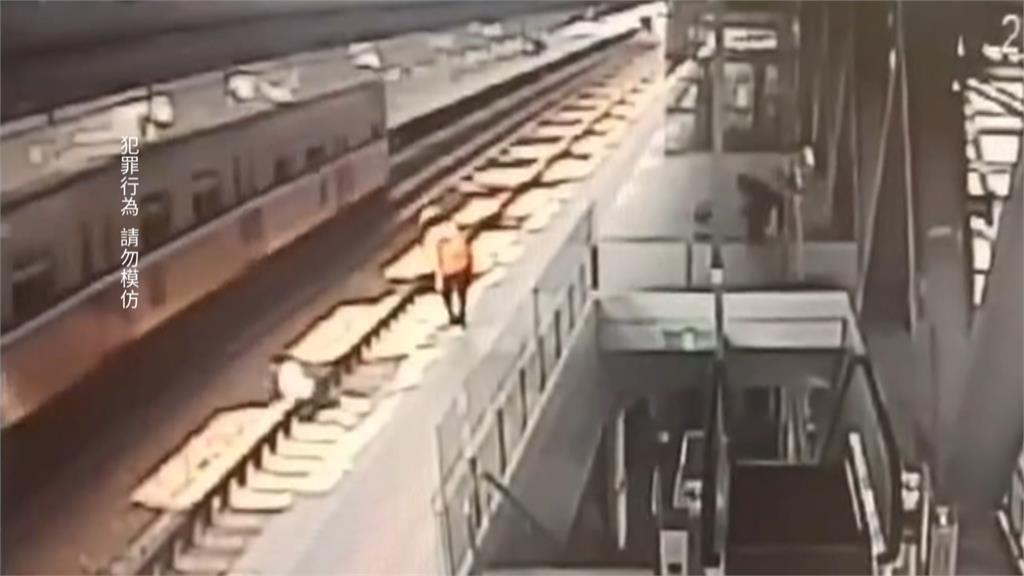 惡劣!!無票男翻越欄杆進車站 遭查票竟將站務員推落軌