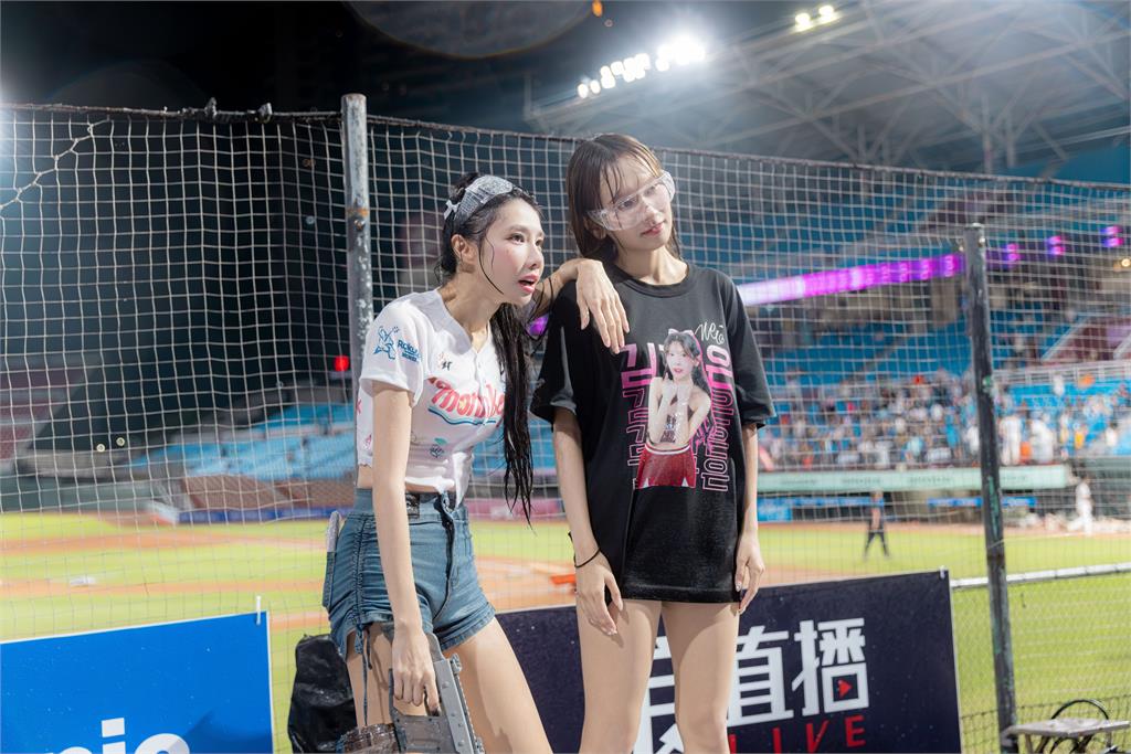 啦啦隊／玩瘋了！樂天韓籍3大超人氣女神玩水祭遭瘋狂噴水全濕透嗨翻天