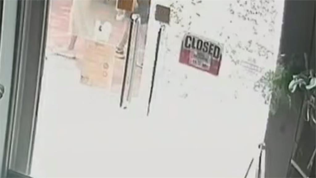 熱到破？高雄店家「玻璃大門」突自爆碎裂　玻璃業者：溫差太大恐發生
