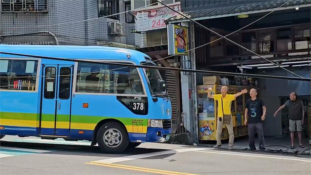 疑剎車失靈? 垃圾車連撞四車、衝撞房屋再撞斷電桿